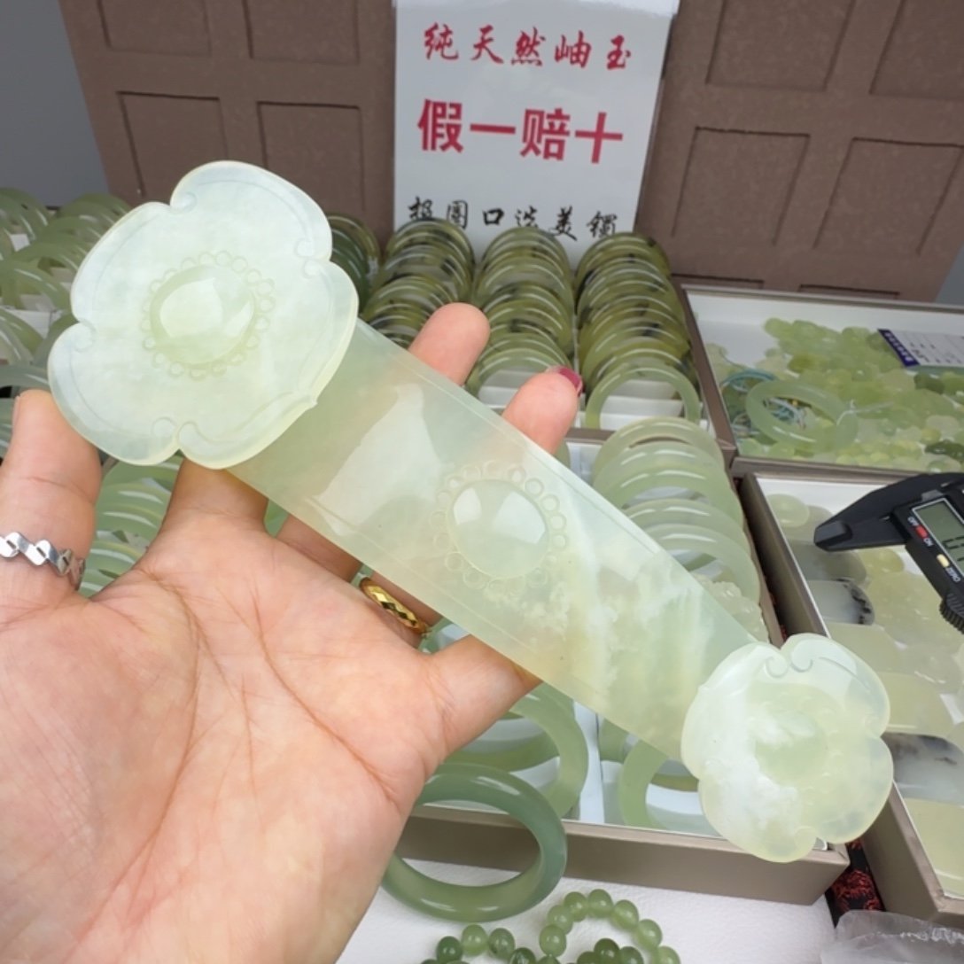 岫玉未镶嵌如意摆件