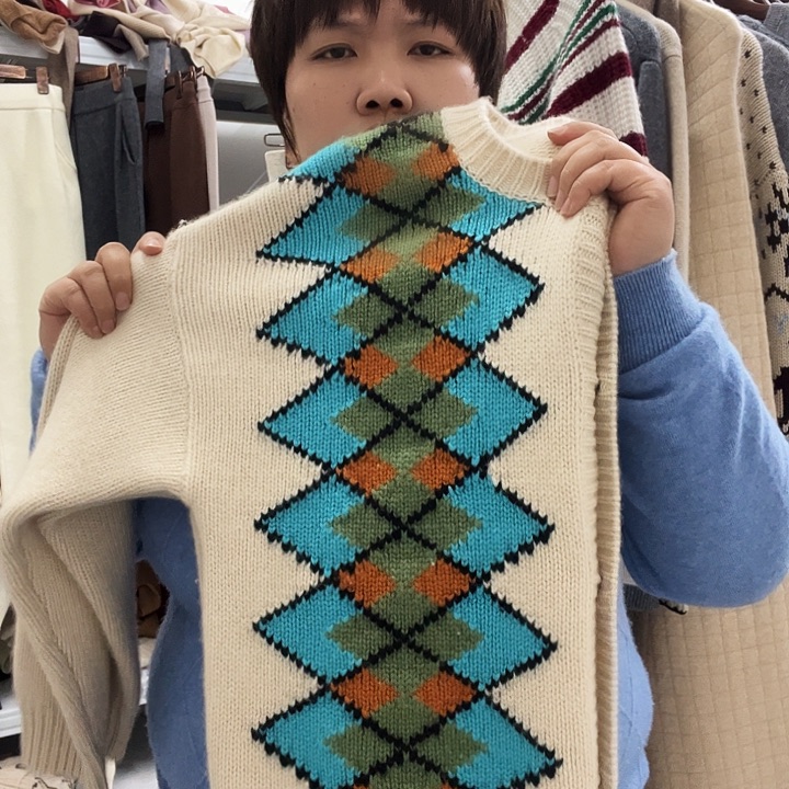 灰色星家开衫。     