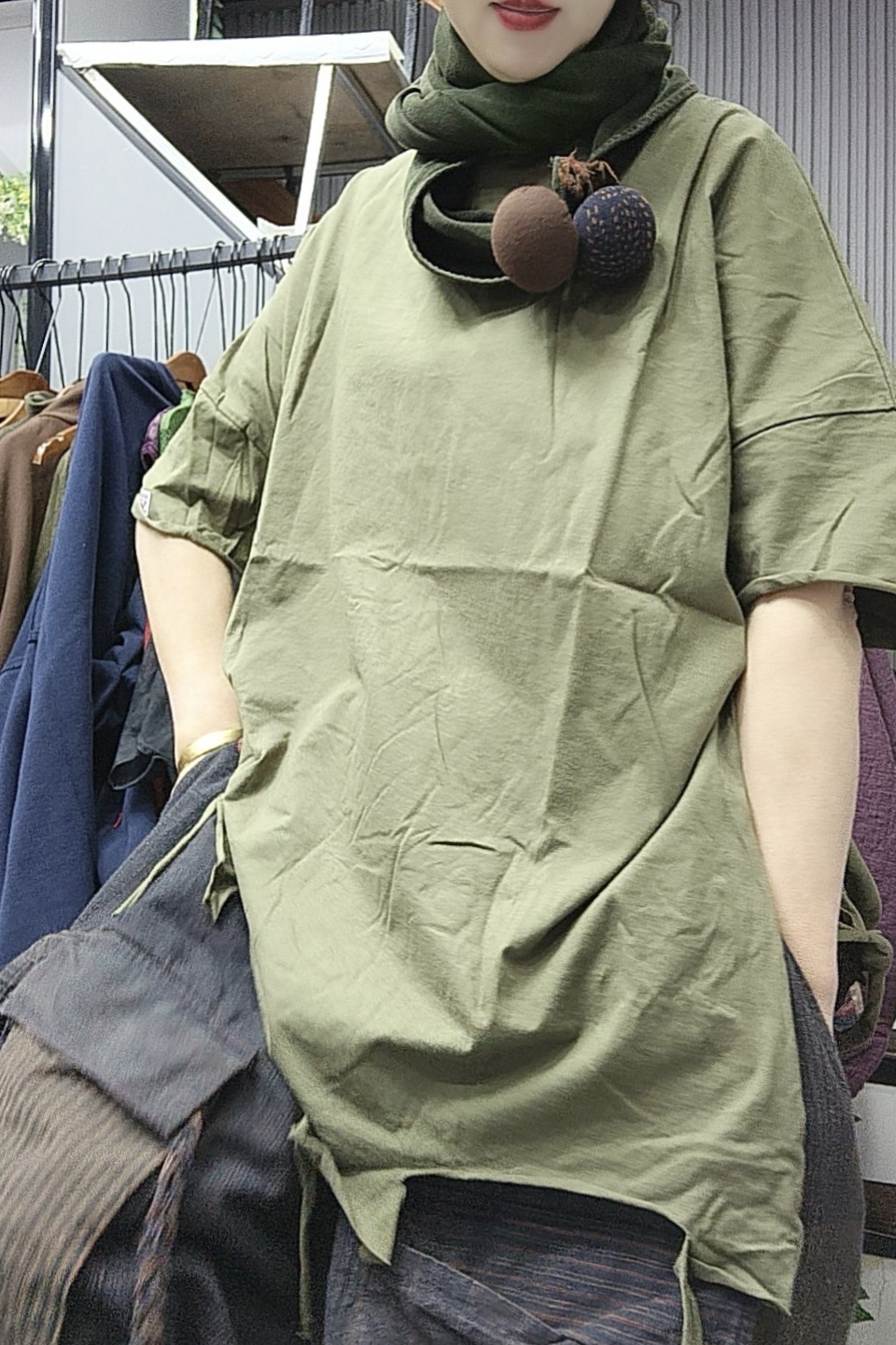 圆领下破洞军绿色半袖T恤