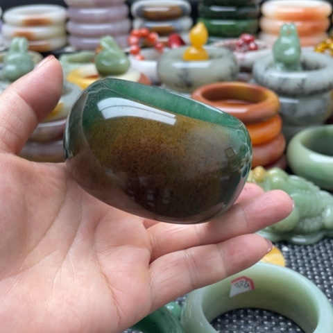 小***人未镶嵌手镯石英质玉