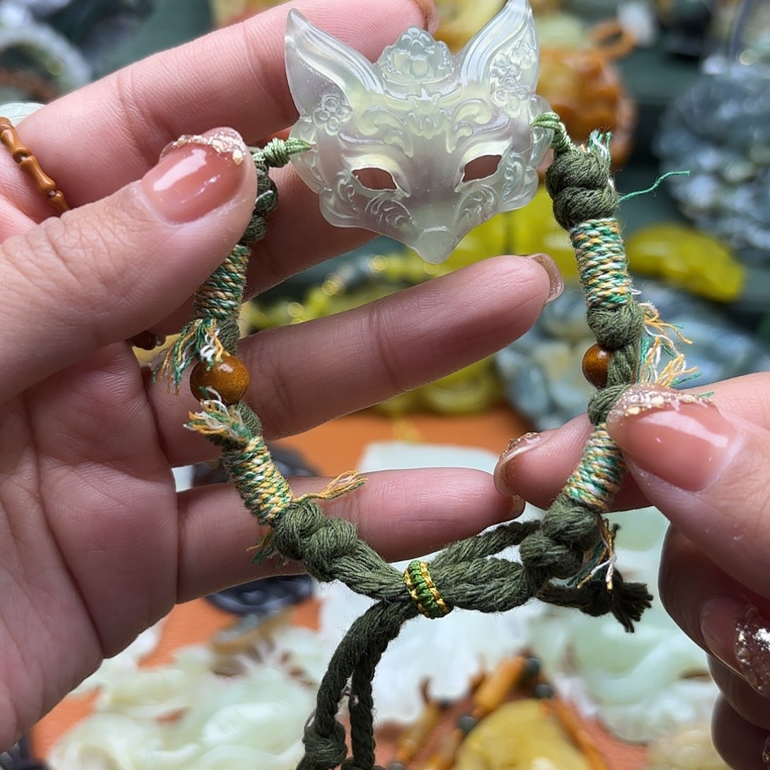 蛇纹石玉未镶嵌颈饰