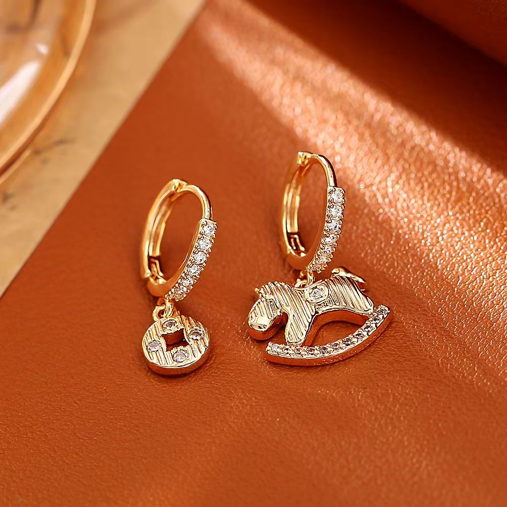 黄铜锆石耳饰 马上有钱耳扣高级感钱币小马吊坠项链设计款耳饰女