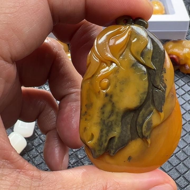 石英质玉（黄龙玉）颈饰未镶嵌