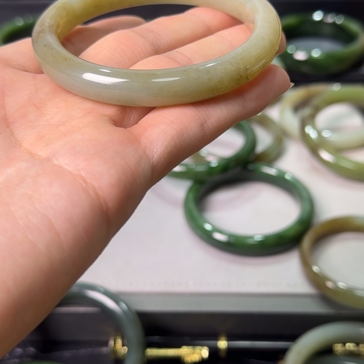 和田玉未镶嵌手镯