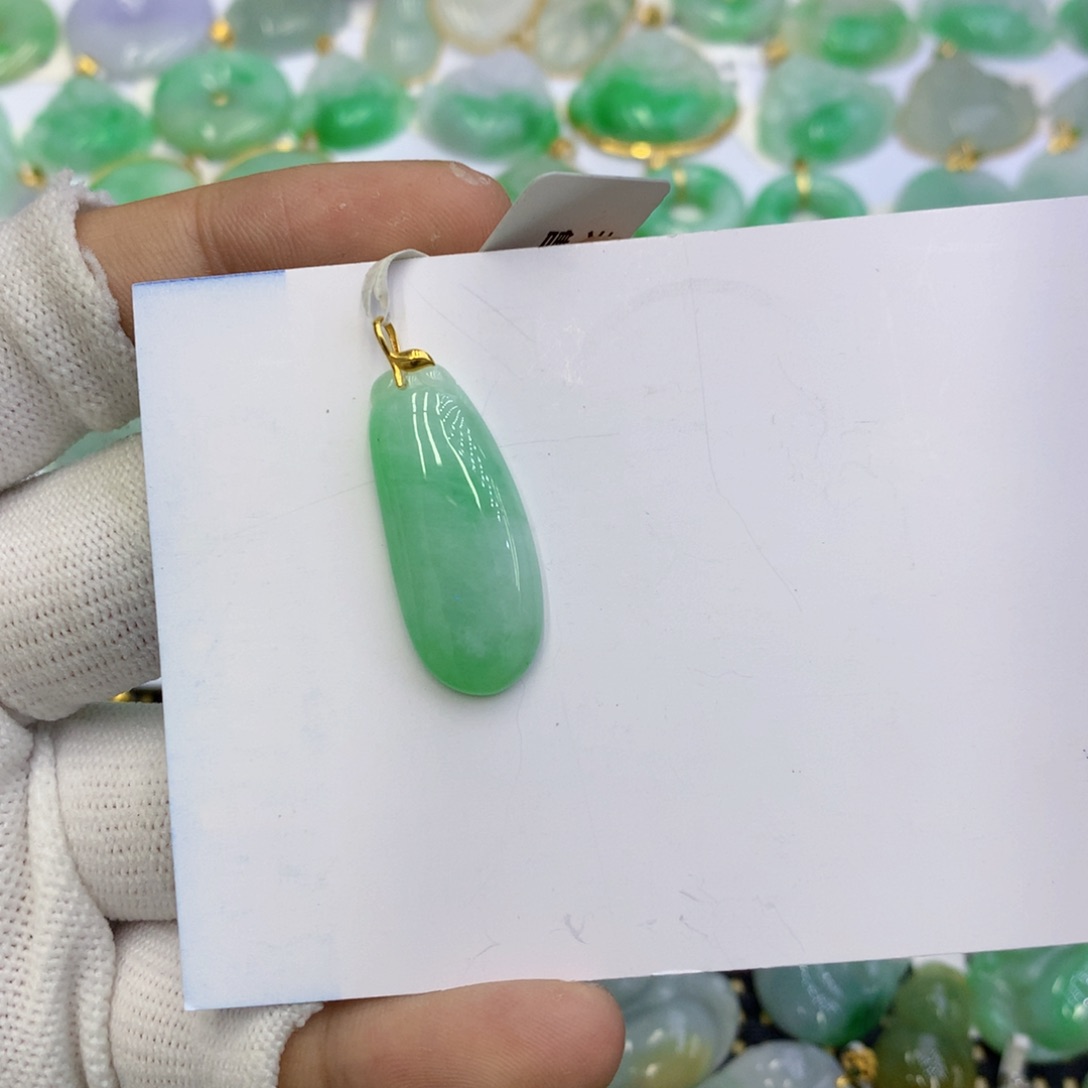 翡翠颈饰18K金镶嵌?****?翡翠的