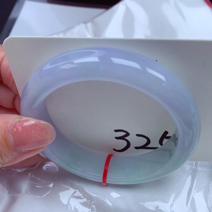 翡翠手镯未镶嵌翡翠