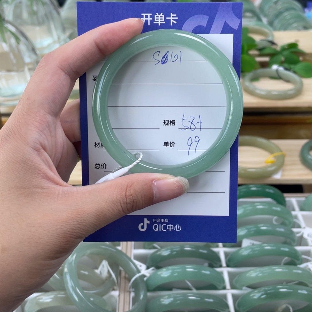 未镶嵌手镯石英质玉