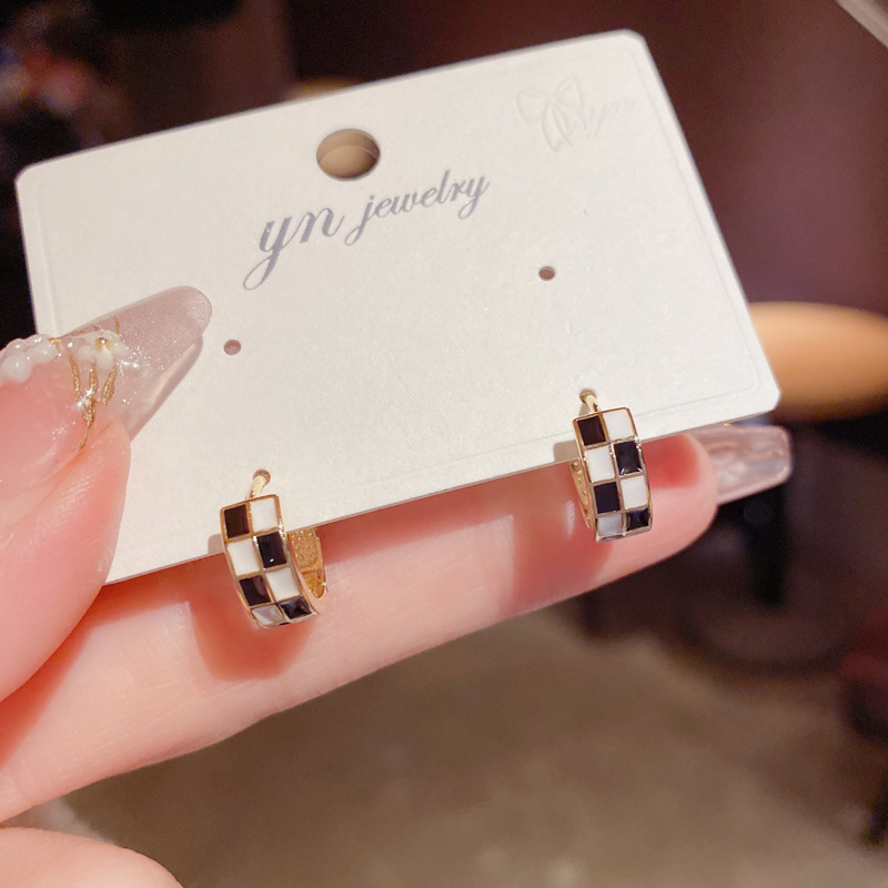 铜合金亚克力耳饰 滴油棋盘格几何方块耳扣女时尚简约小巧耳钉轻