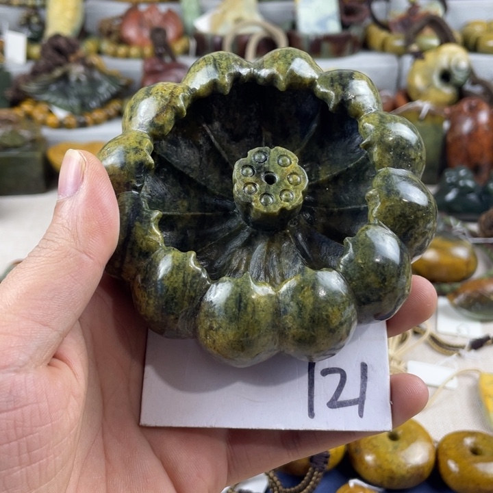 还***的岫岩河磨玉（透闪石质玉）未镶嵌珠宝奇石