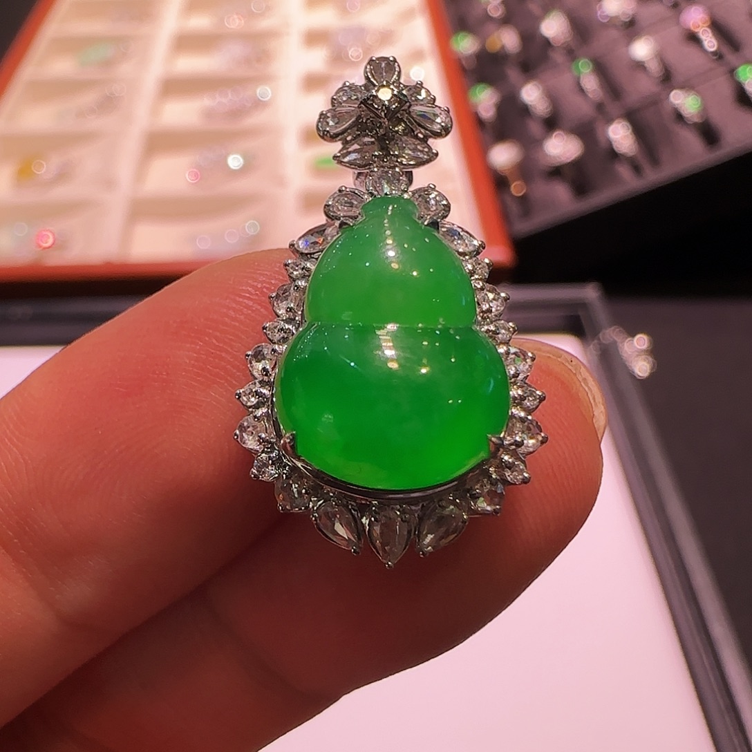 翡翠18K金镶嵌颈饰