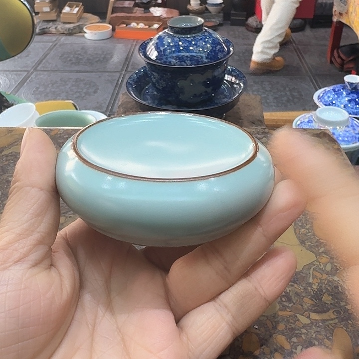 压手的杯垫一个，瓷。。。