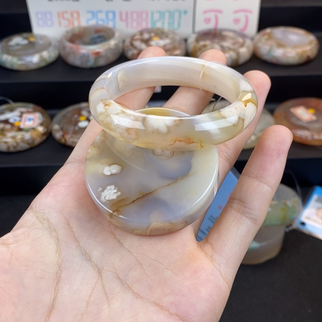 石英质玉手镯未镶嵌
