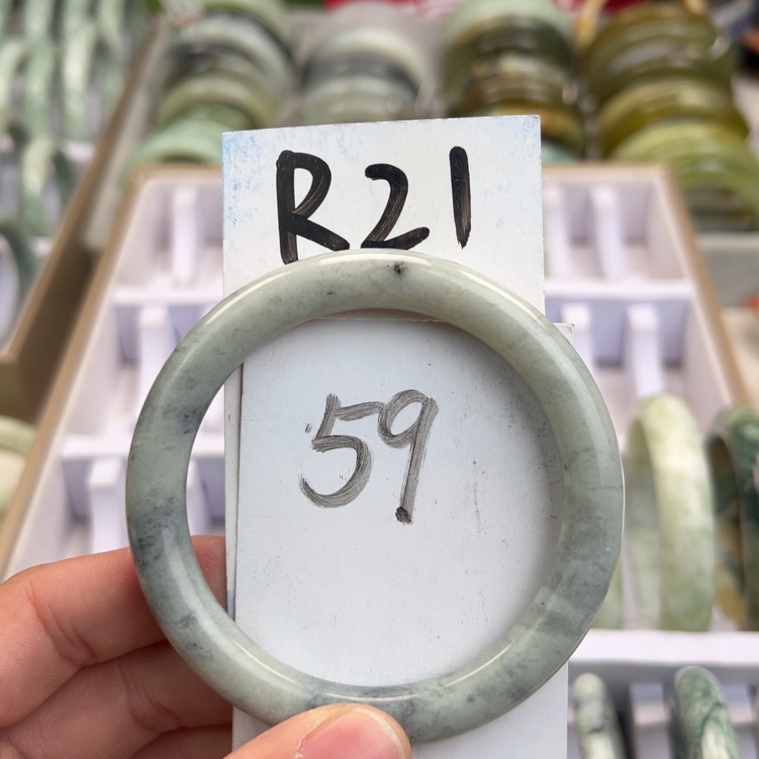 岫玉手镯未镶嵌天然岫玉微瑕，可以正常佩戴