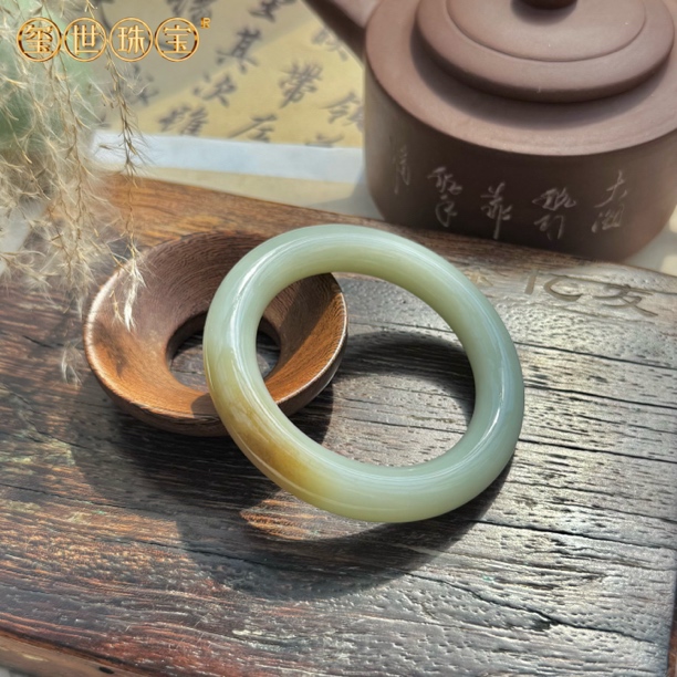 和田玉且末蓝一口糖手镯57.5/12.2/12.7，79g