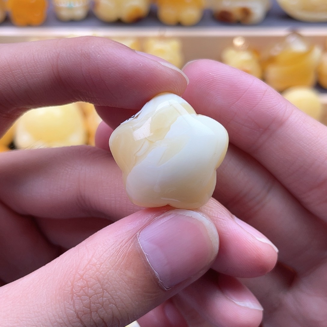 未镶嵌琥珀裸石Q****?蜜蜡