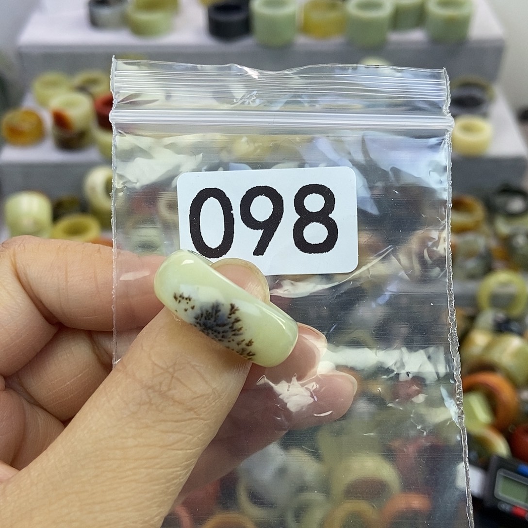 京****蛇纹石玉未镶嵌戒指