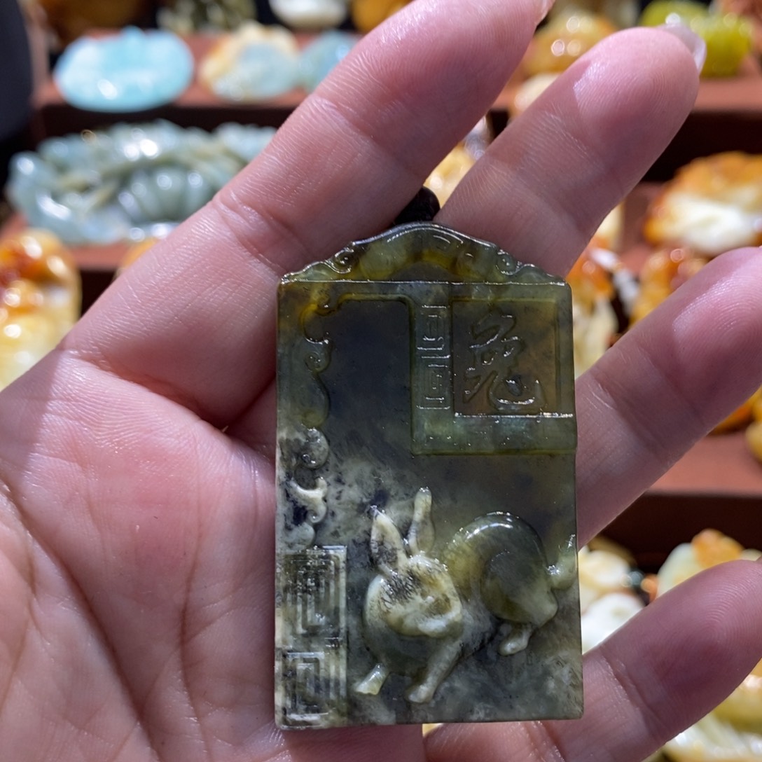 蛇纹石玉颈饰未镶嵌