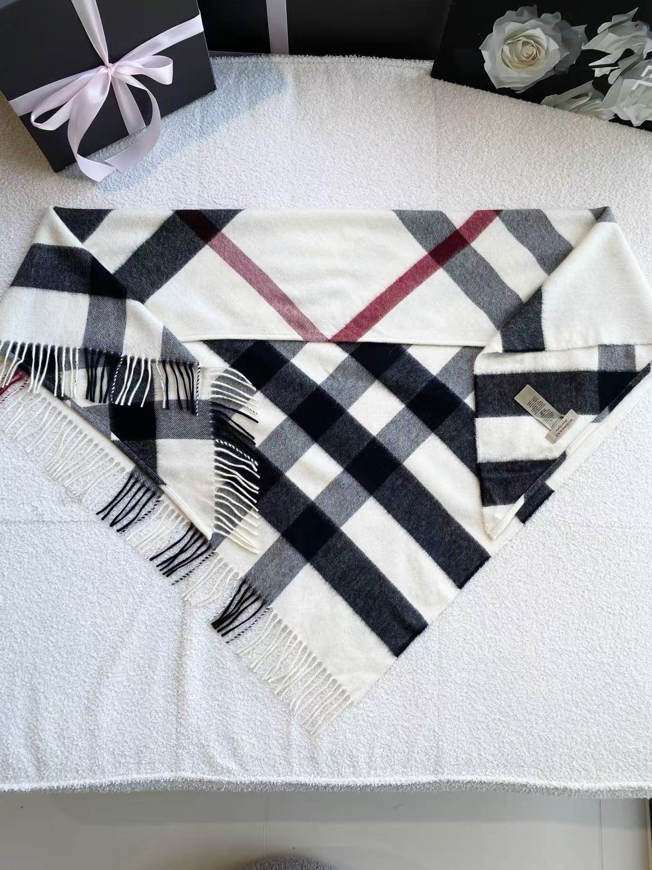 95新 BURBERRY/博柏利 pp1340 羊绒 格纹三角披肩 宽125 长166