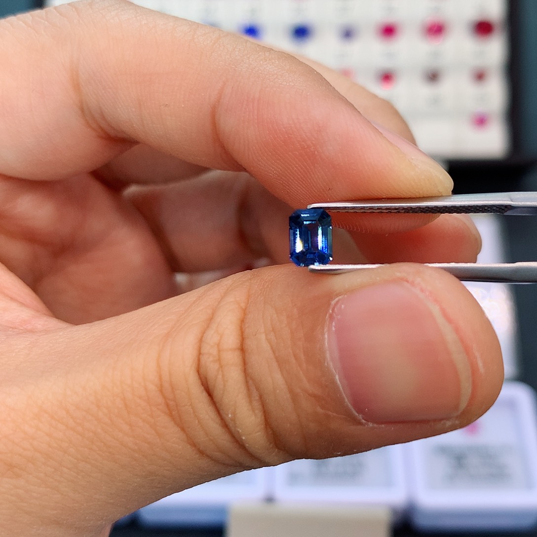 蓝宝石裸石未镶嵌63分孔雀蓝