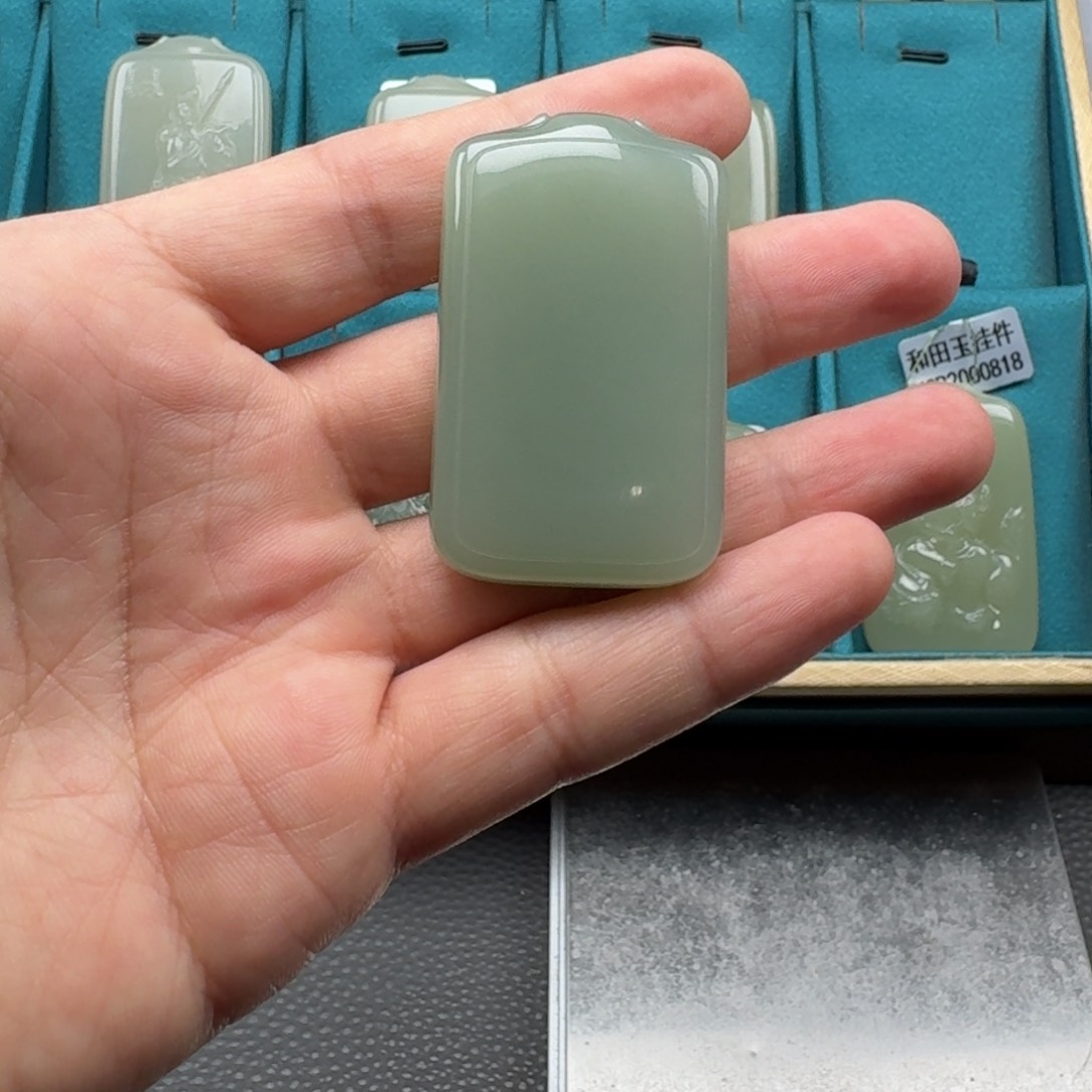 和田玉未镶嵌颈饰e****g