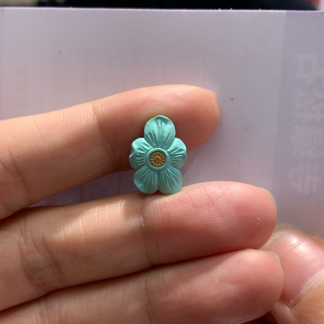 绿松石配饰未镶嵌骄****?