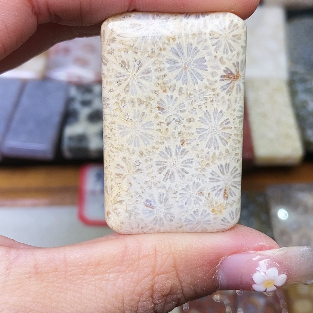 硅化玉颈饰合金花**贵