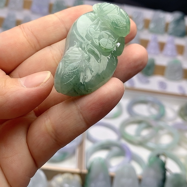 翡翠颈饰未镶嵌知了