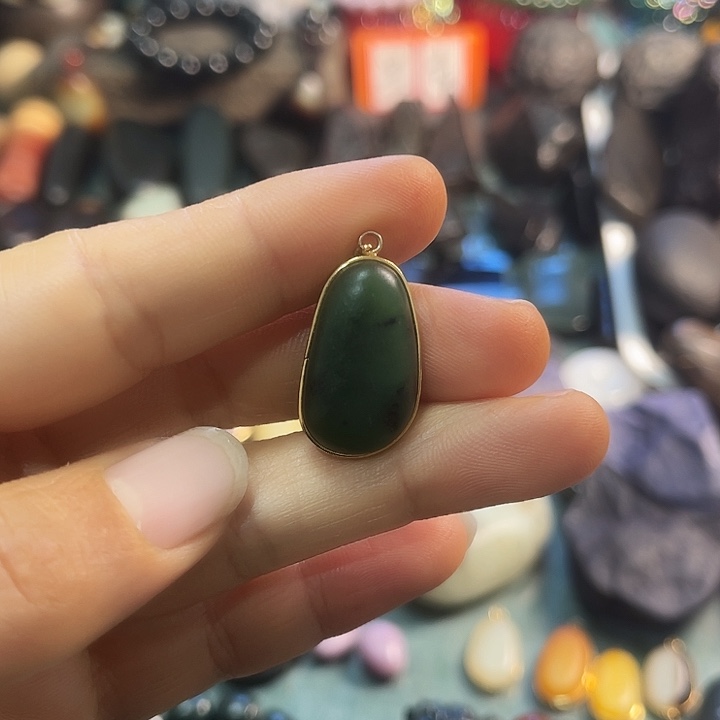 玉2.3厘米绿碧戒面1个