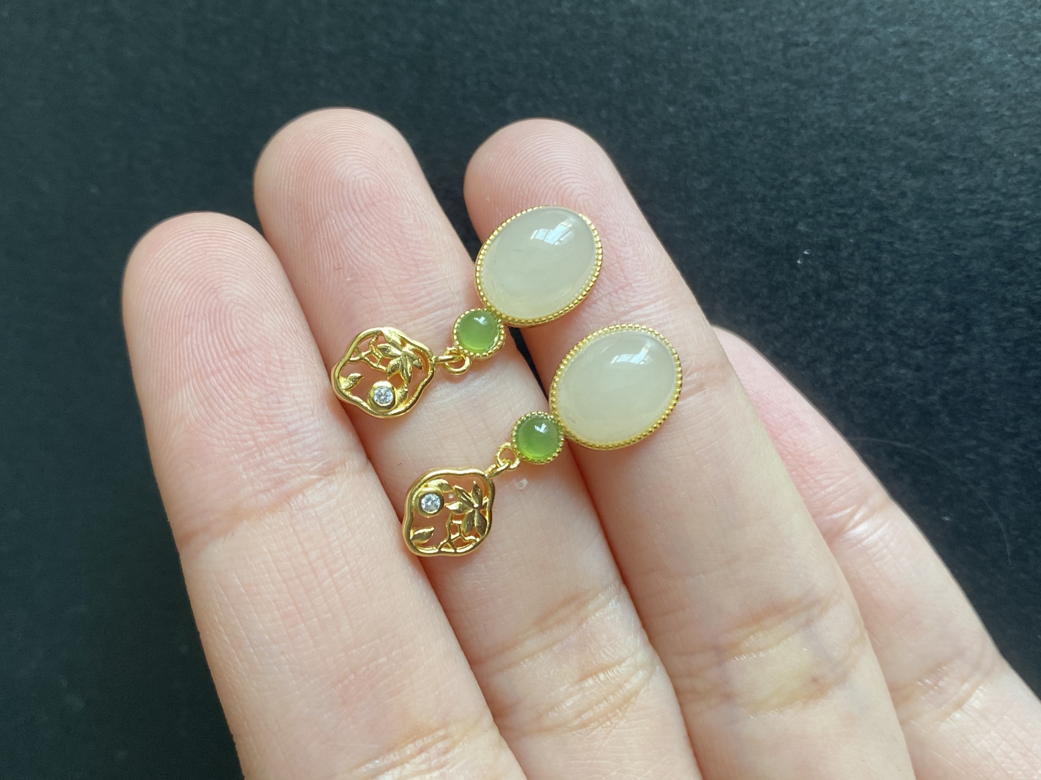 S925银白玉设计款耳钉