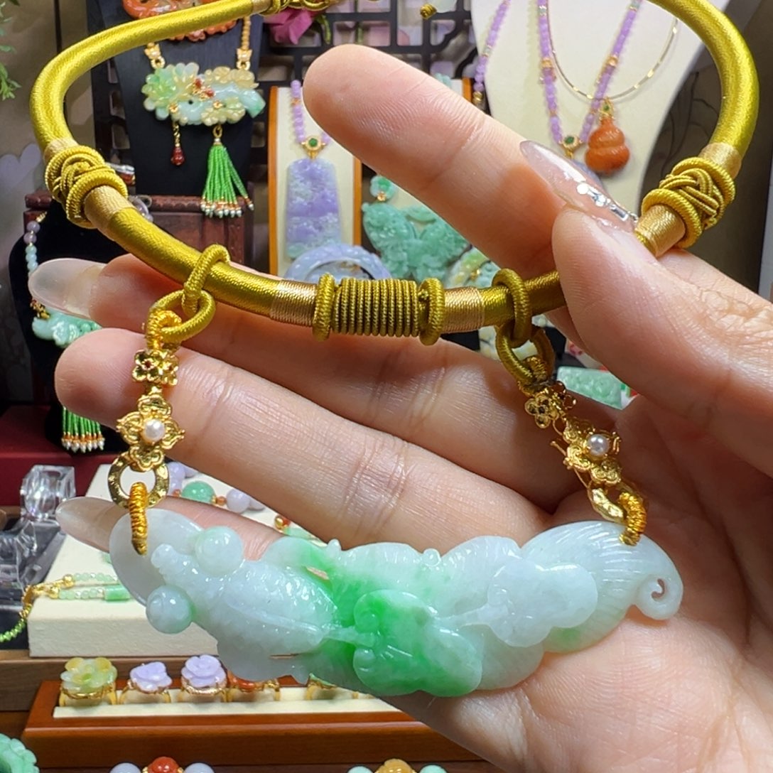 翡翠未镶嵌项链锦鲤