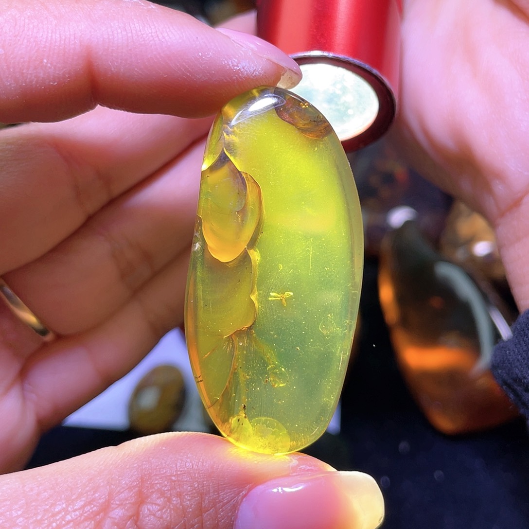 琥珀裸石未镶嵌？