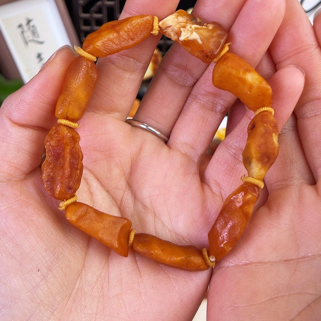 琥珀珠宝奇石未镶嵌。