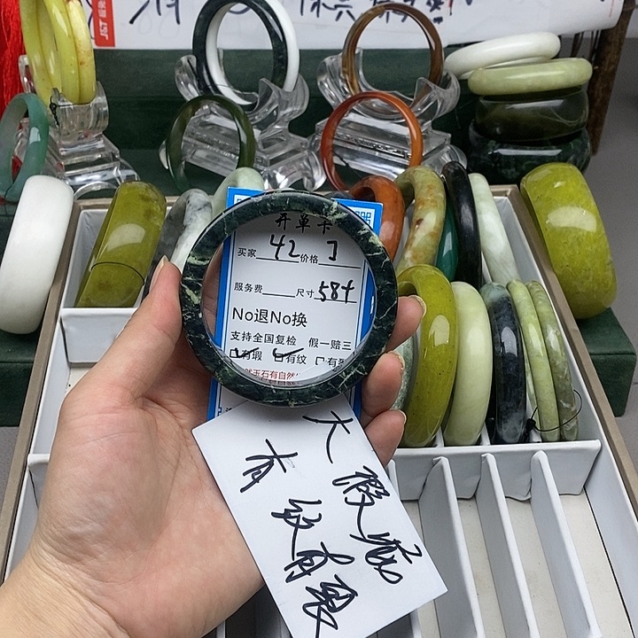 蛇纹石玉未镶嵌手镯