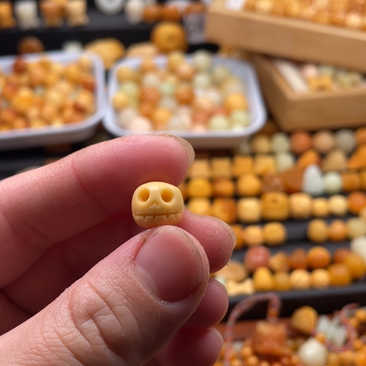 石英质玉（缅黄）颈饰未镶嵌