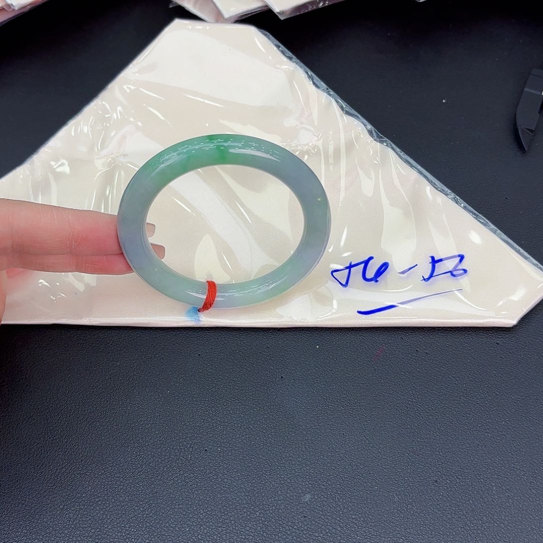 翡翠手镯未镶嵌手镯
