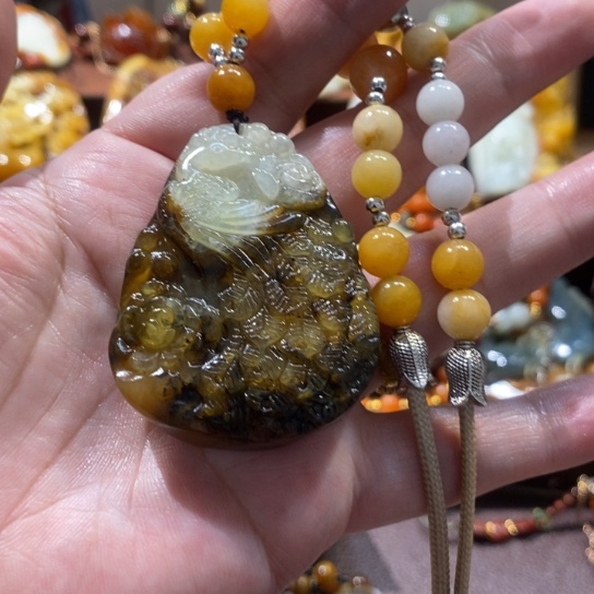 蛇纹石玉未镶嵌颈饰