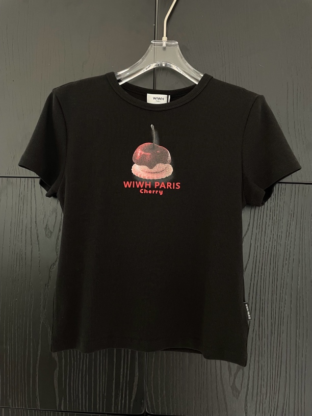 WIWH 黑色T恤。  