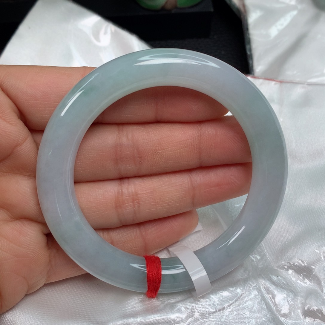 翡翠手镯未镶嵌………….