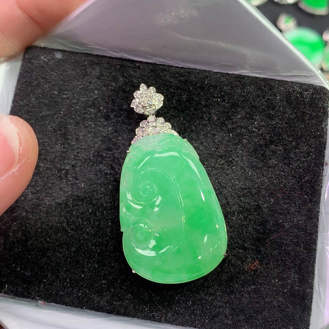 翡翠吊坠(赠链)18K金镶嵌