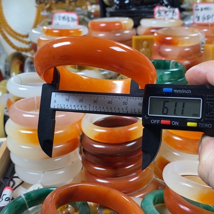 石英质玉（黄龙玉）颈饰合金