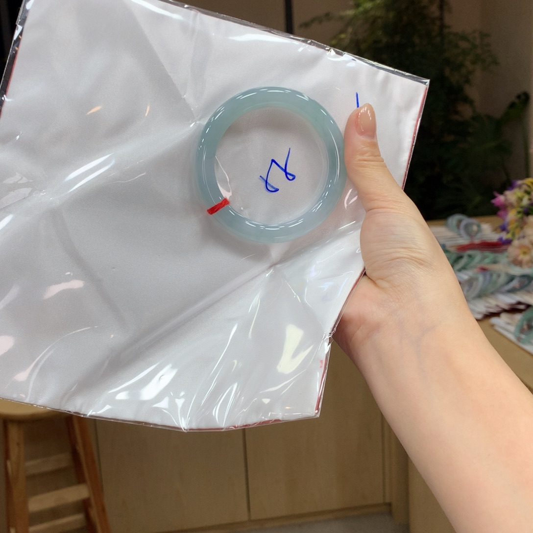 翡翠手镯未镶嵌不退不换