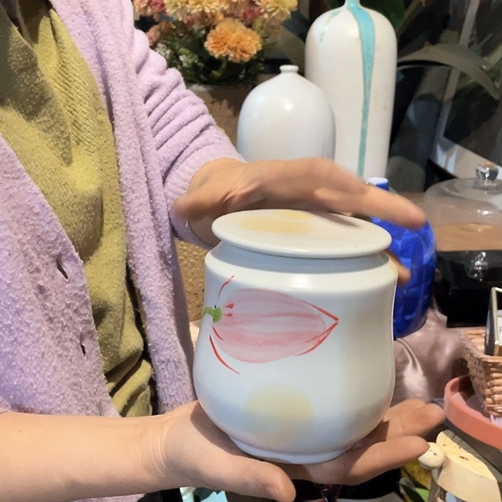 陶瓷花瓶，仿真绿植。 