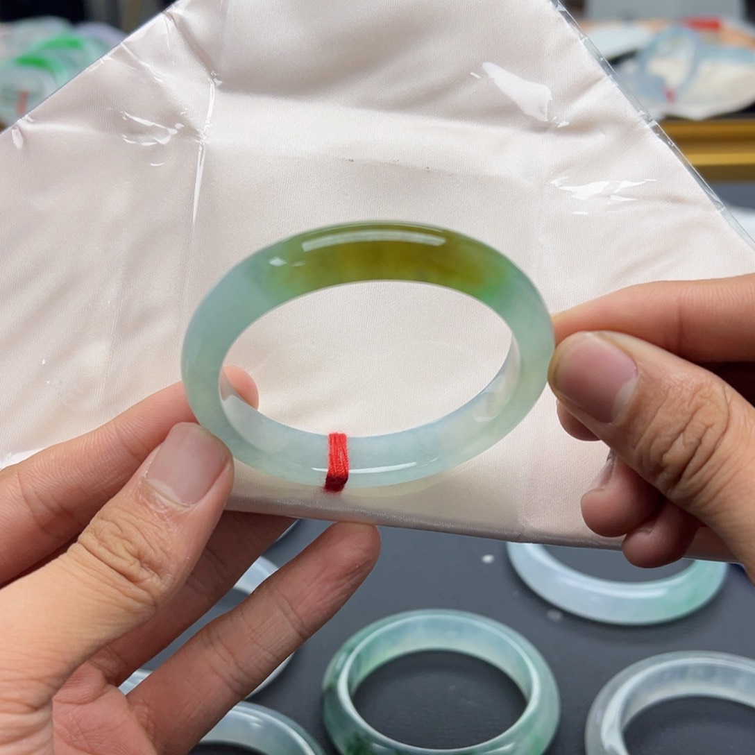 翡翠手镯未镶嵌贵妃