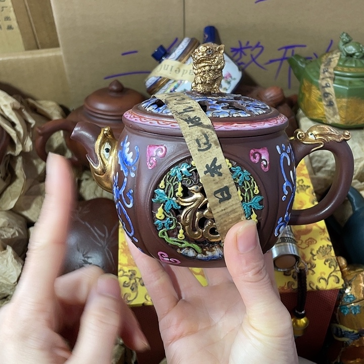 茶壶紫砂矿泥料手工制作的一把紫砂壶。