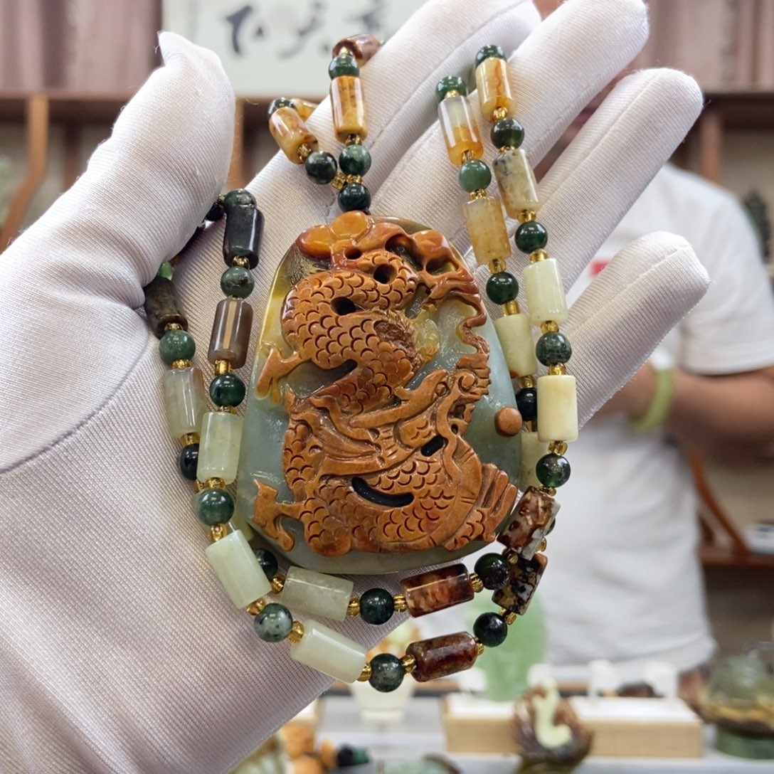 未镶嵌蛇纹石玉吊坠
