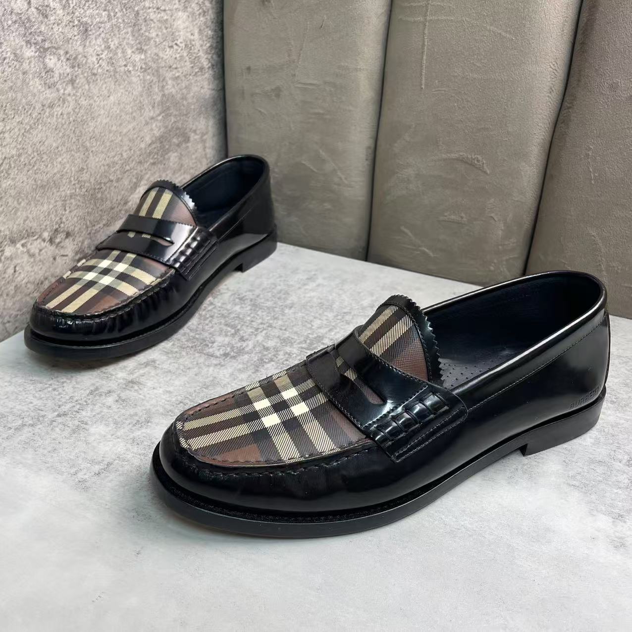 99新 BURBERRY/博柏利 黑棕皮面经典条纹格百搭皮鞋/40码（试穿）