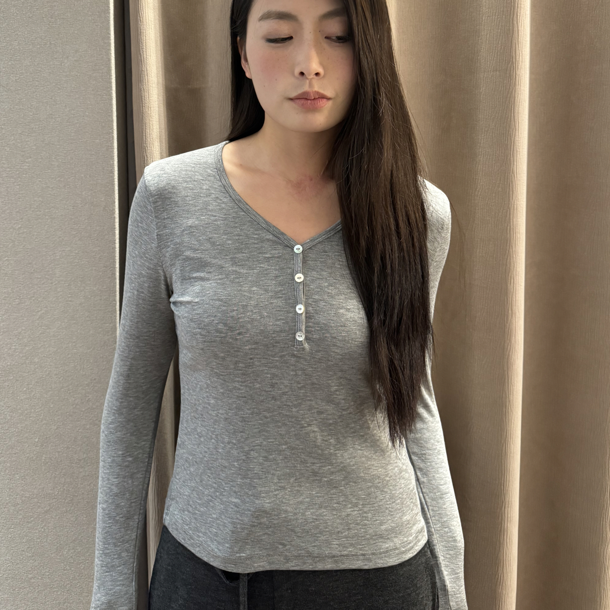 三个颜色的v领打底衫 面料很舒服哦