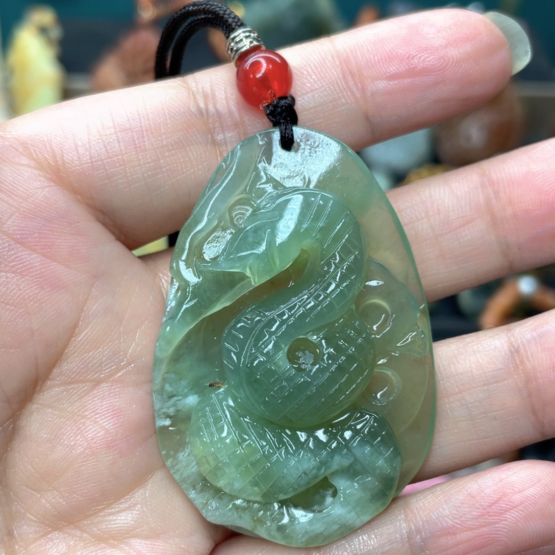 蛇纹石玉颈饰未镶嵌