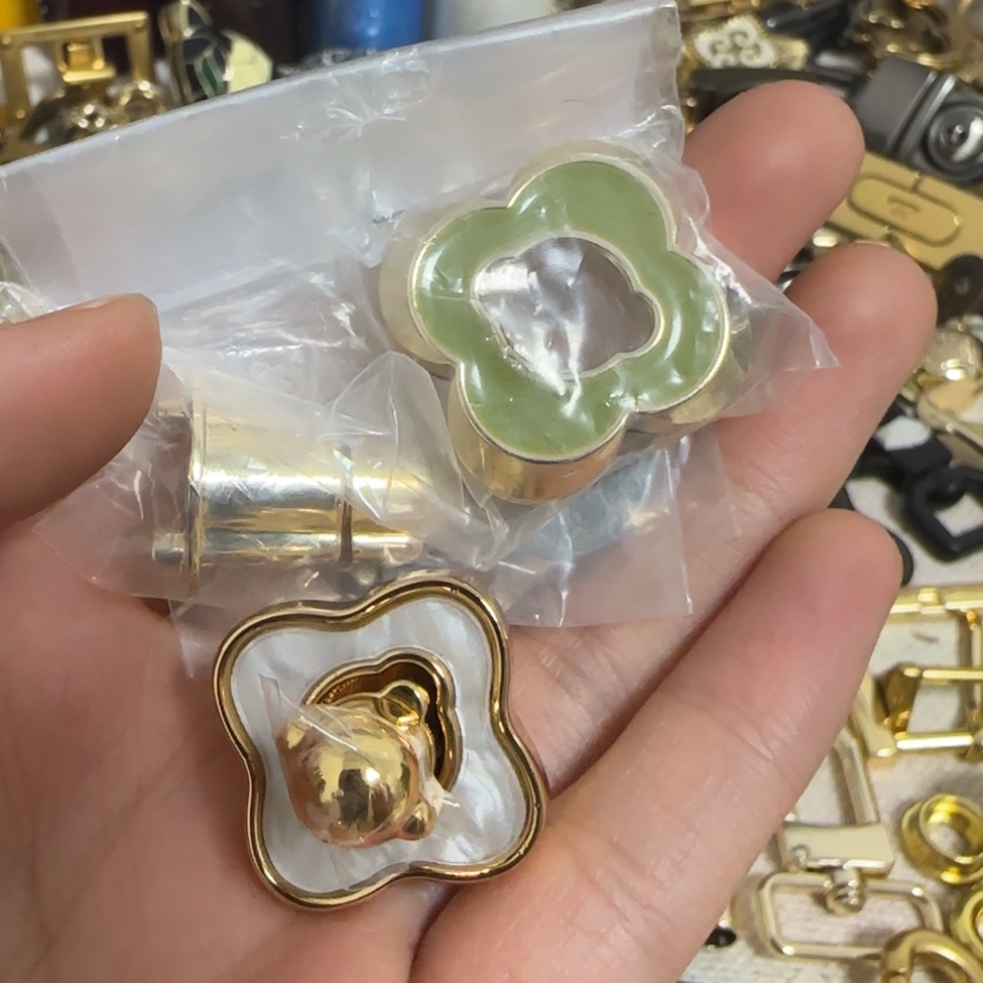 金色扭锁12元2个.