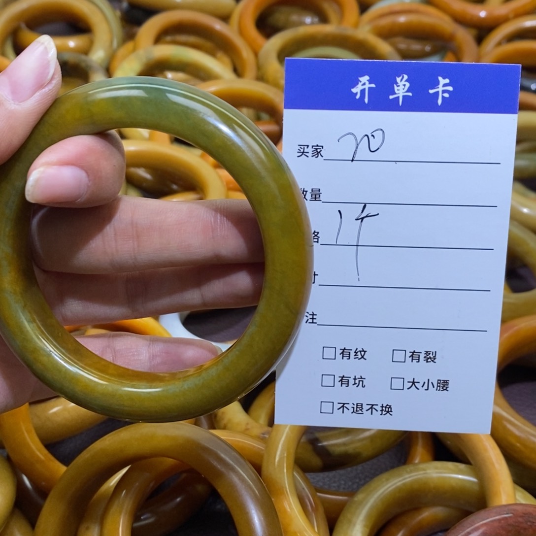 未镶嵌蛇纹石玉手镯胡*伟